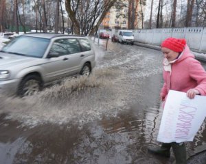 Калюжа біля столичного скверу б'ється струмом