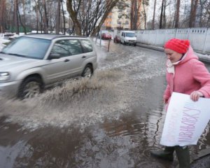 Лужа возле столичного сквера бьется током