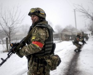 На Донбасі ворог продовжує обстріли, є втрати