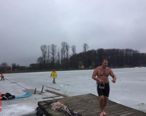 Экстремальный рекорд Украины: мужчина проплыл подо льдом 61 м