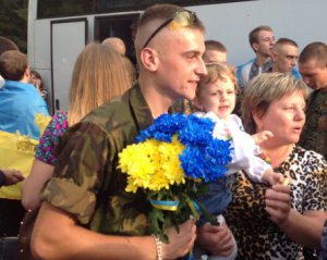 &quot;Поки Україна воює з москалями - не заспокоюся&quot; - добровольці привітали українців зі святом