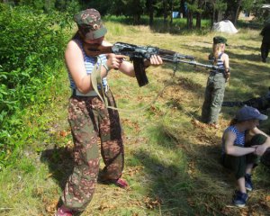 Боевики ДНР продают подросткам оружие