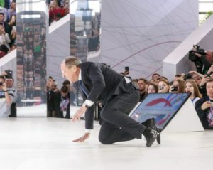 Лавров феєрично впав на коліна