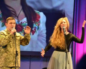 Воин АТО спел дуэтом с сестрами Тельнюк
