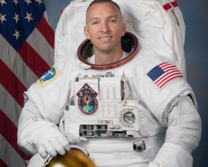 Космонавт NASA усыновил украинского мальчика
