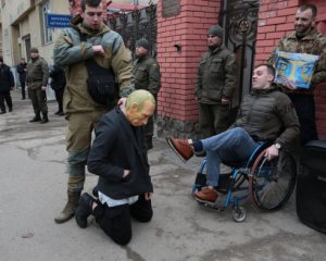 Путін в памперсі став на коліна