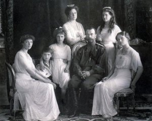 Российского императора Николая II заставили отречься от престола большевики