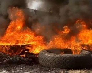 Біля Генконсульства РФ у Львові запалали шини