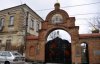 Ворота монастыря Московского патриархата облили красной краской