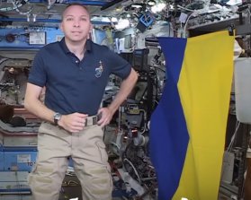 Астронавт повертає прапор України, що побував у космосі