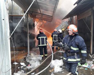 Пожарные ликвидировали пожар на рынке