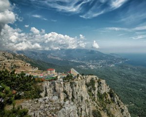 В горах Крыма нашли тайник с боеприпасами