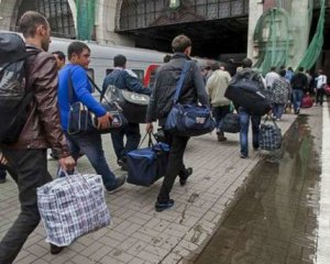 Українські заробітчани за кордоном працюють надінтенсивно, багато хто не витримує – експерт