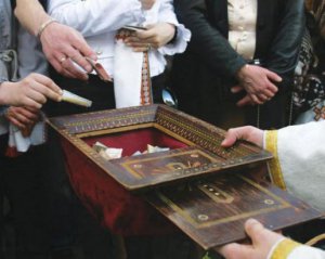 Храми приймають благодійні пожертви через термінали на картку церкви