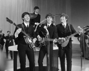 Менеджер The Beatles изменил кожаные куртки музыкантов на пиджаки без воротников