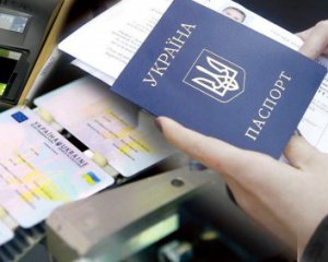 Кабмин запретил оформления бумажных паспортов