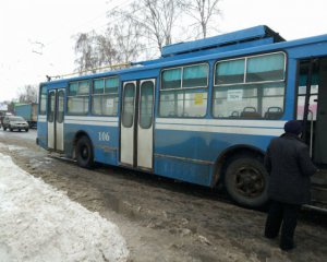 Тролейбус струмом довів пасажира до реанімації
