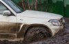 По колеса у воді: як автомобілі справляються з калюжами на дорозі