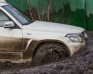 По колеса у воді: як автомобілі справляються з калюжами на дорозі