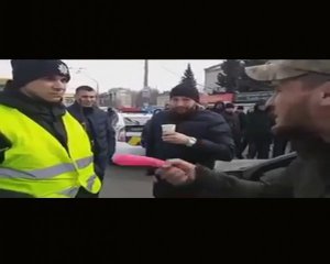 Боец &quot;Азова&quot; угрожал полицейским фаллоимитатором