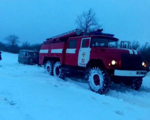 Машина швидкої допомоги з однорічною дитиною потрапила у сніговий занос