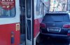 У Києві трамвай "зіскочив" з рейок і зіткнувся з дорогою іномаркою
