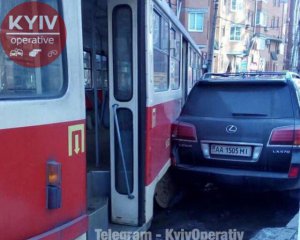 В Киеве трамвай &quot;соскочил&quot; с рельсов и столкнулся с дорогой иномаркой