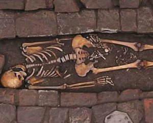 Розкопали скелет жінки, яка народила після смерті