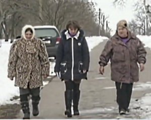 З палицями в руках: жінки показали, як треба охороняти село