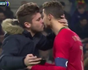Вболівальник розцілував Роналду на футбольному полі