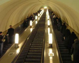 В турецком метро мужчина провалился внутрь эскалатора