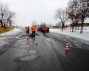 Ремонт дорог на Донбассе: асфальт кладут в лужи