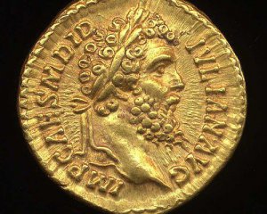 Сенатор купил трон императора Римской империи на аукционе