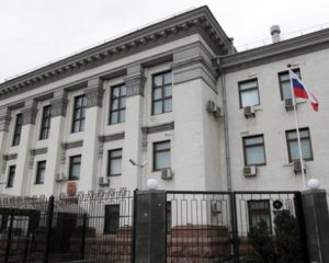 Российские дипломаты выезжают из Украины
