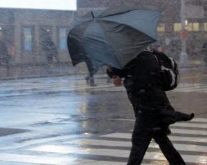 Синоптики попереджають про дощі і сильні пориви вітру