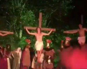 В Бразилии на спектакле &quot;Страсти Христовы&quot; зритель попытался &quot;спасти Иисуса&quot;
