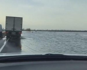 Показали як міжнародна траса перетворилась на море