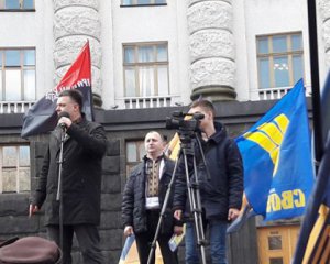 Тягнибок пояснив, що є в їхньому пакеті антиолігархічних законів