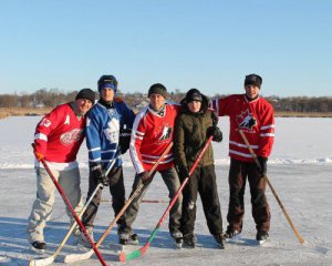 Сельскую хоккейную команду экипировали из Канады