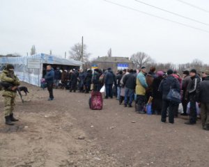 До банкомата 5 годин пішки: як отримують пенсії на Донбасі