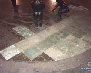 Нашли похитителей бронзовой плитки с Почтовой площади