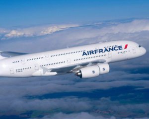 Французская авиакомпания отменила треть рейсов