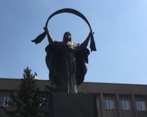На месте свергнутого Ленина поставили скульптуру Божьей Матери