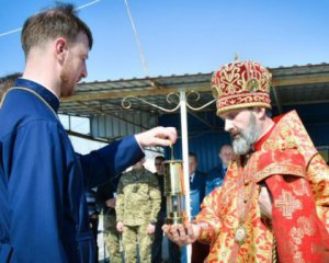 Крымском архиепископу передали Благодатный огонь из Киева