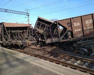 Товарний потяг зійшов з рейок