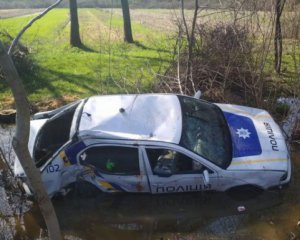 Полицейские утопили служебную машину в болоте