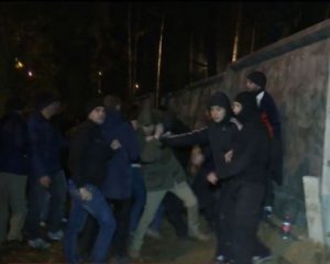 Жители киевского спального района устроили митинг и завалили забор строительства