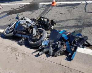 Столичный полицейский на мотоцикле врезался в три автомобиля
