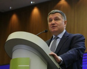 Аваков призвал поступать независимо от мнения международного сообщества