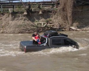 Чоловік втопив найновіший Mercedes